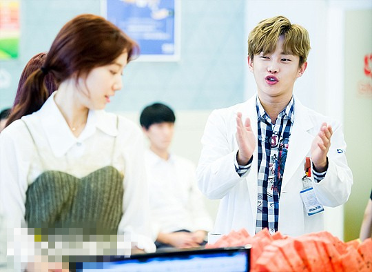 《Doctors》朴信惠美出新高度 拍摄现场卖萌搞笑 【组图】