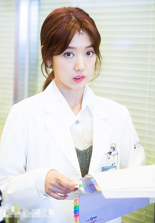 《Doctors》朴信惠美出新高度 拍摄现场卖萌搞笑 【组图】