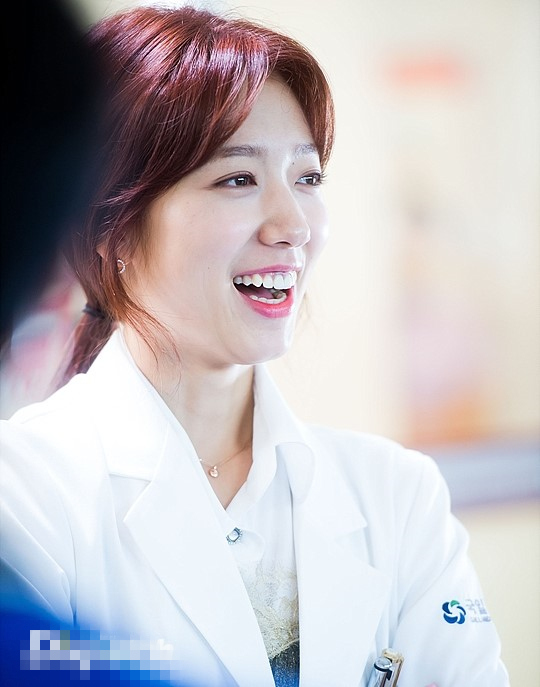《Doctors》朴信惠美出新高度 拍摄现场卖萌搞笑 【组图】