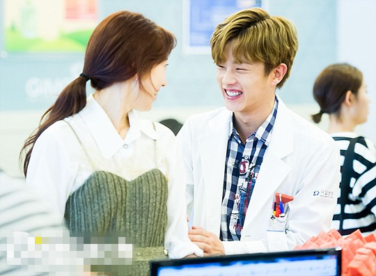 《Doctors》朴信惠美出新高度 拍摄现场卖萌搞笑 【组图】