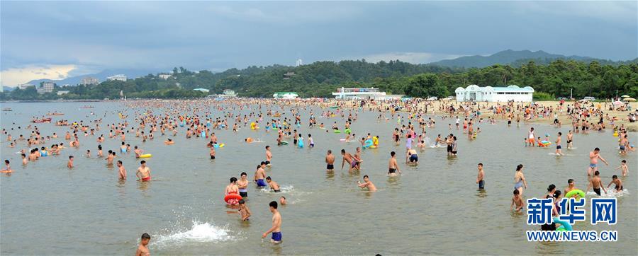 朝鲜民众在松涛园海滨浴场消夏【组图】