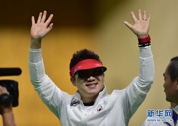 8月10日，秦钟午庆祝胜利 。在里约奥运会射击男子50米手枪决赛中，韩国选手秦钟午以193.7环的成绩夺冠。