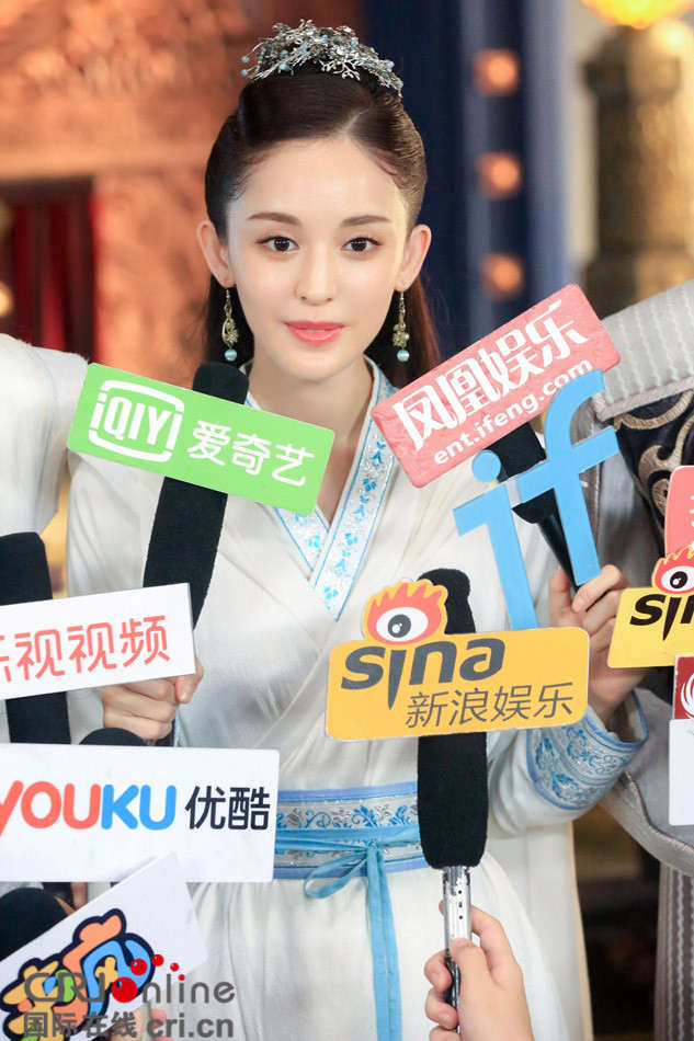 《择天记》首次媒体探班 鹿晗长发白衫温润如玉【组图】