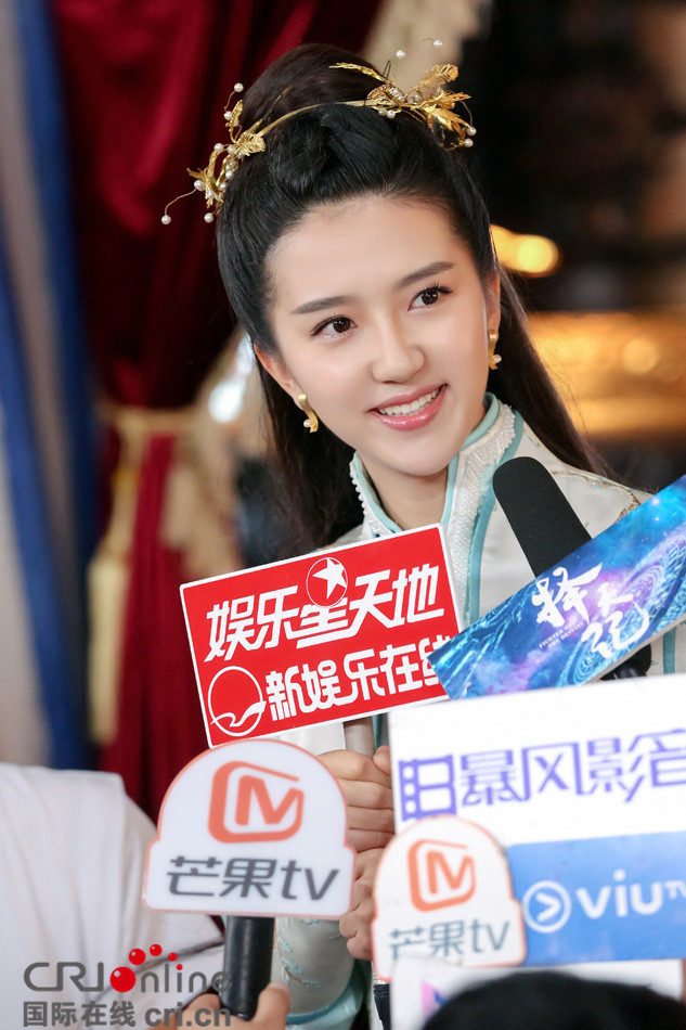 《择天记》首次媒体探班 鹿晗长发白衫温润如玉【组图】
