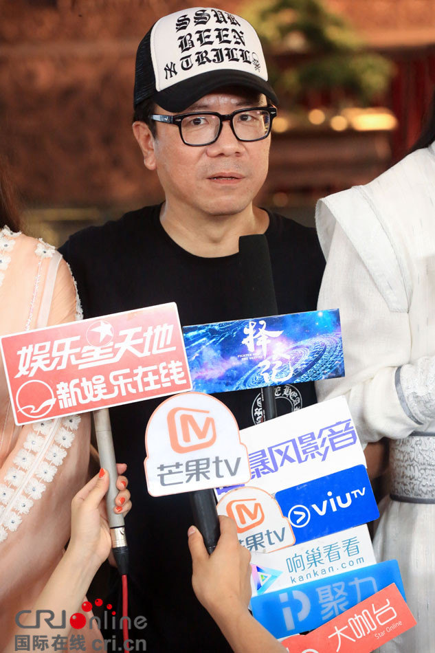 《择天记》首次媒体探班 鹿晗长发白衫温润如玉【组图】