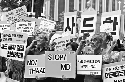 韩国抗议部署“萨德”的行动浪潮已持续1个多月。图为首尔光华门广场，韩国民间团体举行示威活动，要求韩美当局撤回部署“萨德”决定。 记者 陈尚文摄