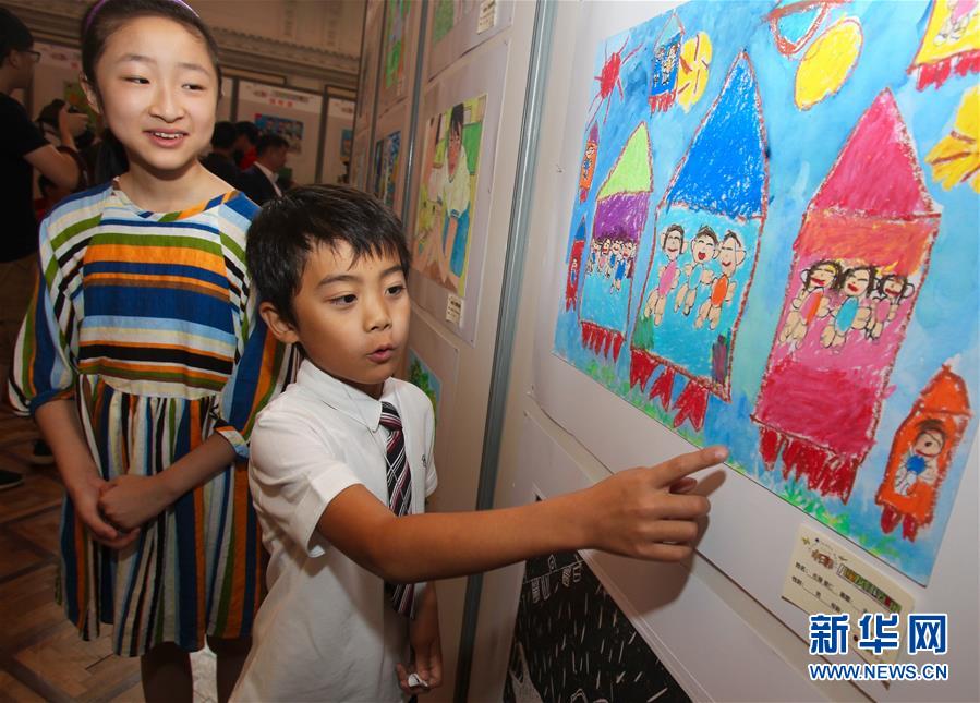8月13日，来自日本福冈7岁的佐藤藏仁向中国小朋友介绍自己的画作《未来火箭》。