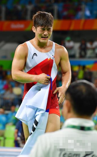 里约奥运古典式摔跤75公斤级比赛——韩国选手金炫雨获得铜牌【组图】