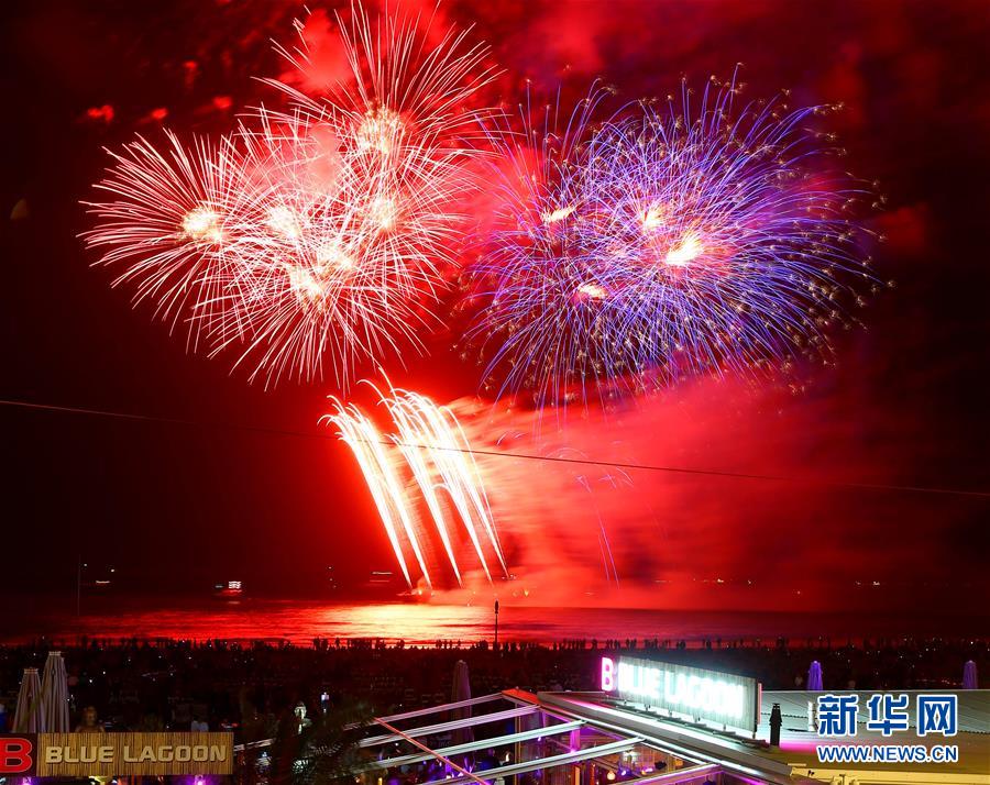 绚丽烟花照亮海牙 中韩等8国烟花争相绽放