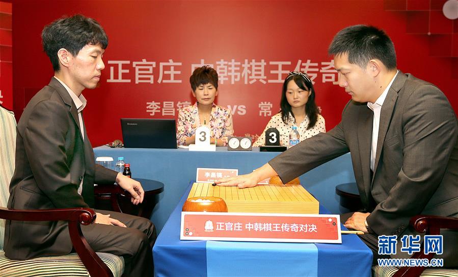 中国棋手常昊九段（右）和韩国棋手李昌镐九段在比赛中。