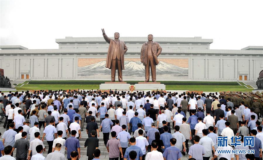 朝鲜民众向领袖铜像献花 纪念“解放日”（高清组图）