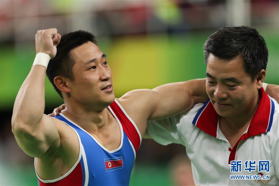 朝鲜选手李世光（左）在赛后挥手致意。