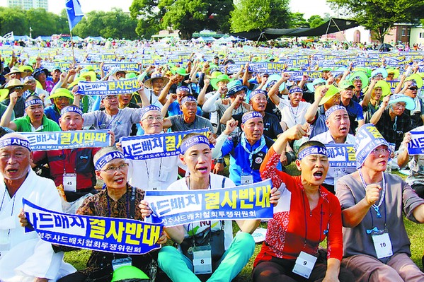 15日，在韩美计划部署萨德的星州郡，进行完削发仪式的民众示威要求取消部署萨德。(陈尚文摄)