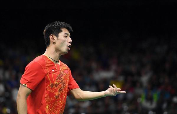 8月15日，中国选手张继科在比赛中庆祝得分。当日，在2016年里约奥运会乒乓球男子团体半决赛中，中国队以3比0战胜韩国队，挺进决赛。 新华社记者殷博古摄