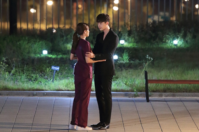 《W-两个世界》有爱瞬间盘点 李钟硕韩孝周“一言不合就kiss”【组图】