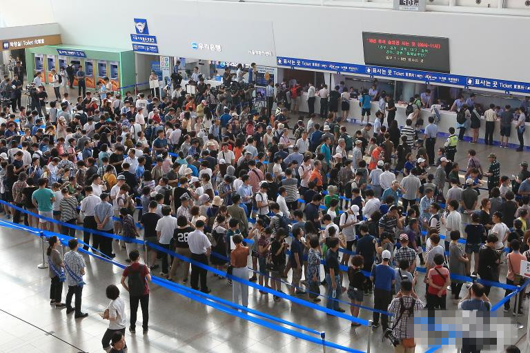 韩国：中秋节火车票开始预售 民众熬夜排队购票【组图】