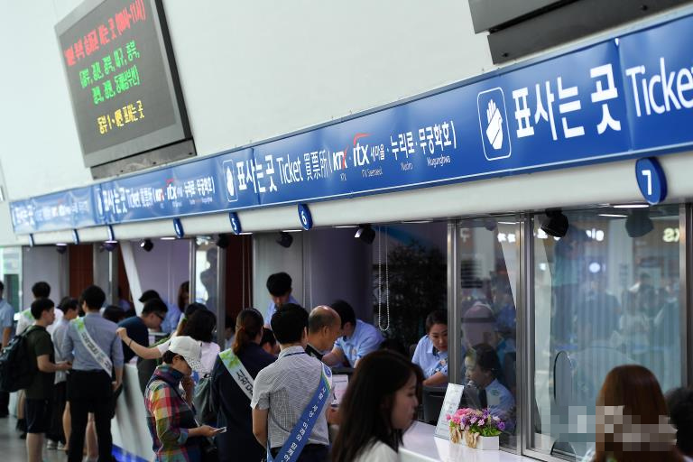韩国：中秋节火车票开始预售 民众熬夜排队购票【组图】