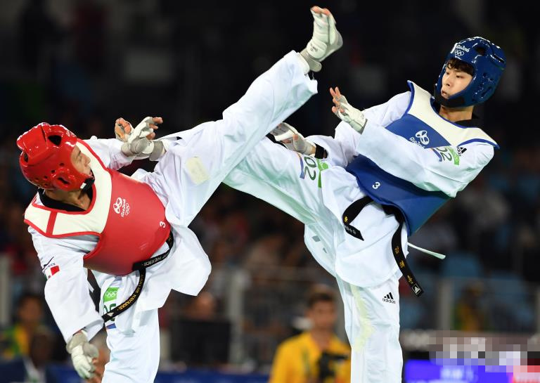 在里约奥运会跆拳道男子58公斤级季军争夺赛中，韩国跆拳道选手金泰勋（右）以7比5力克墨西哥选手获得铜牌。