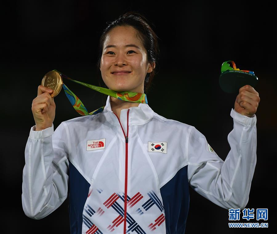 8月19日，韩国选手吴慧丽在颁奖仪式上
