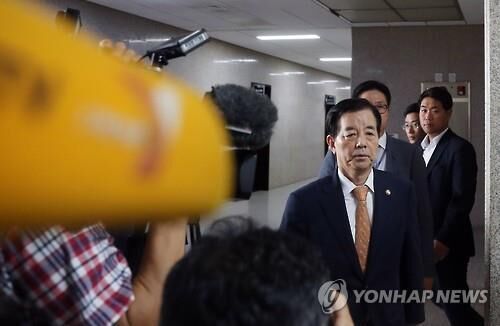22日下午，韩防长韩民求寻访国会。(图片来源：韩联社)
