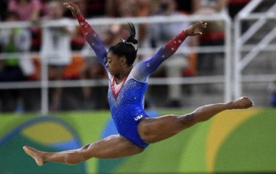 8月16日，美国选手拜尔斯在比赛中。 当天，在2016年里约奥运会女子自由体操决赛中，美国选手拜尔斯以获得金牌。