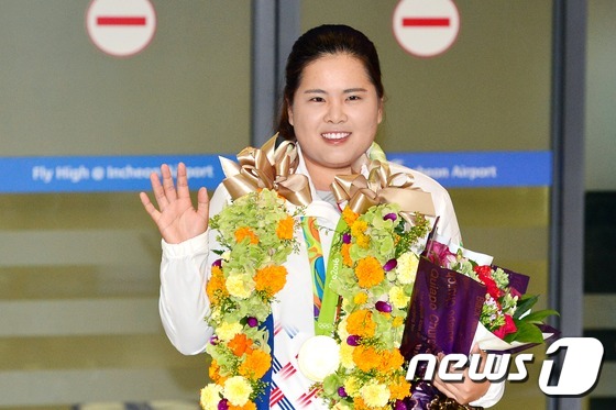 朴仁妃在仁川国际机场向人们挥手致意（图片来源：news1）