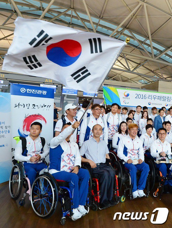 里约残奥会韩国体育代表团在仁川国际机场拍摄纪念照片（图片来源：news1）