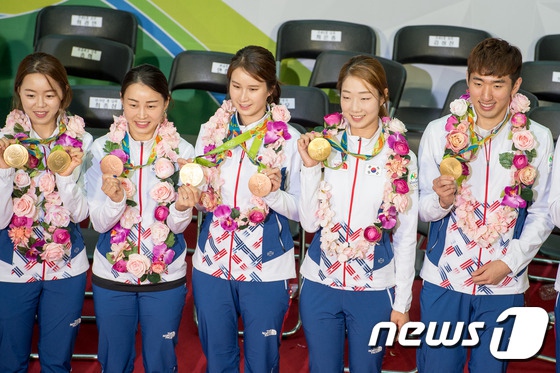 韩国选手展示奖牌（图片来源：news1）