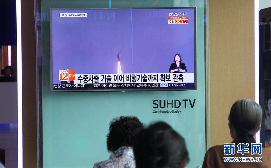8月24日，在韩国首尔火车站，旅客通过大屏幕观看关于朝鲜发射导弹的电视节目。韩国军方联合参谋本部24日说，朝鲜当天清晨向朝鲜半岛东部海域发射一枚潜射弹道导弹。朝鲜方面目前尚无相关报道。