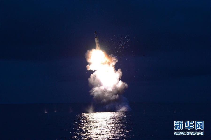 8月25日朝鲜潜射导弹发射试验现场（图片来源：朝中社）