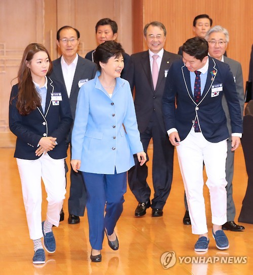 8月25日，在青瓦台，韩国总统朴槿惠邀里约奥运健儿共进午餐。（图片来源：韩联社）