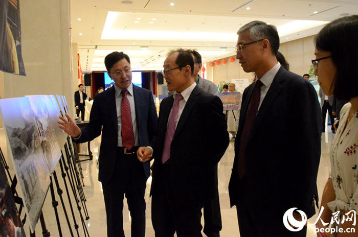 中国驻韩大使邱国洪等嘉宾观看图片展。夏雪摄