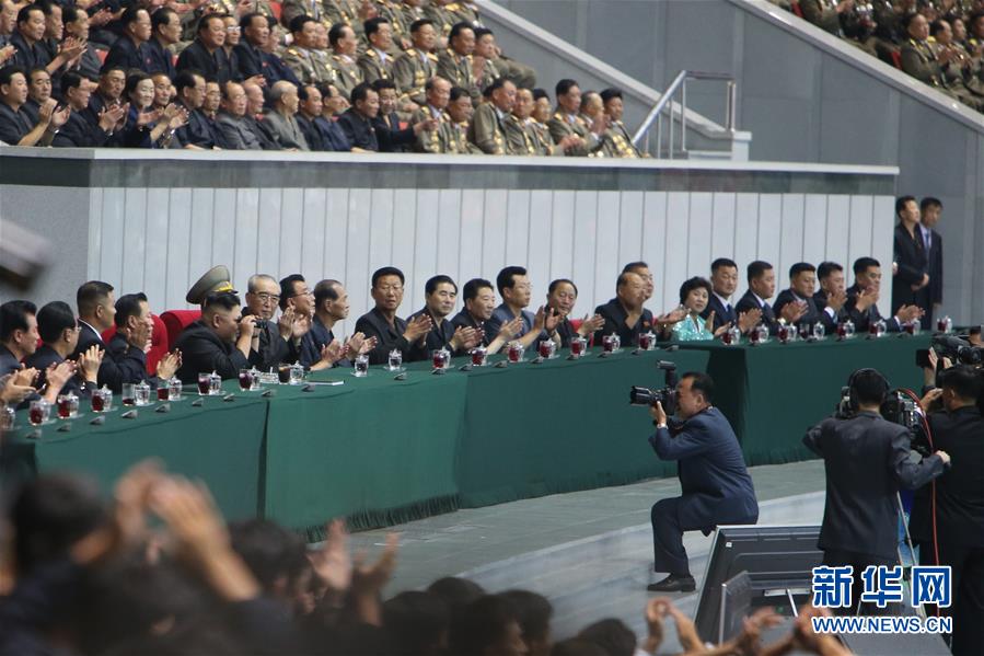 8月28日，在朝鲜平壤，朝鲜最高领导人金正恩（前左五）观看火炬表演。