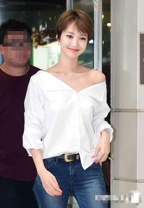 韩国最美短发女星高俊熙出席签名会 露肩白衬