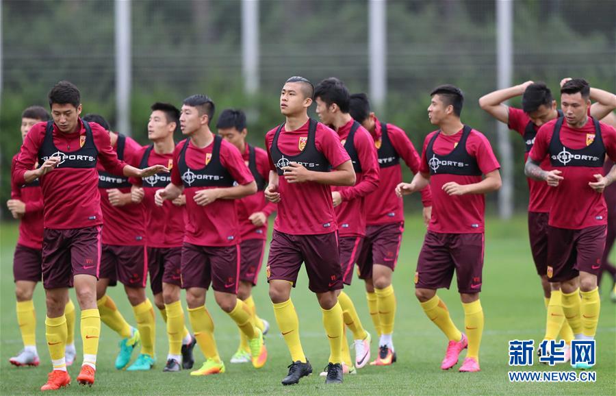 中国队球员在训练前热身。
