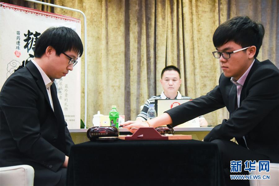 中国选手柯洁（右）执黑与韩国选手元晟溱在比赛中。