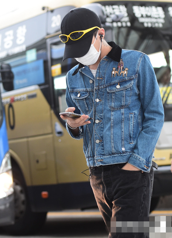 Bigbang全员亮相机场赴澳门 权志龙低头玩手机T.O.P撞色搭配抢眼【组图】