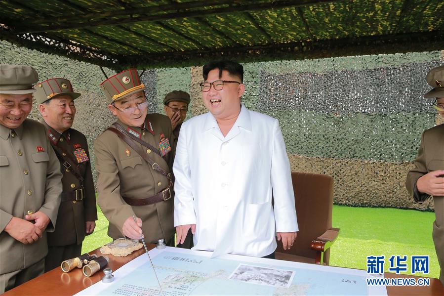 朝中社9月6日提供的照片显示，朝鲜最高领导人金正恩（中）日前指导朝鲜人民军进行弹道火箭发射训练。