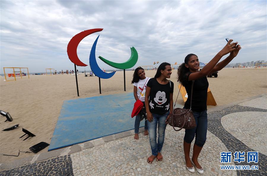 9月6日，三个女孩在科帕卡巴纳海滩上竖立的里约残奥会会徽前自拍。