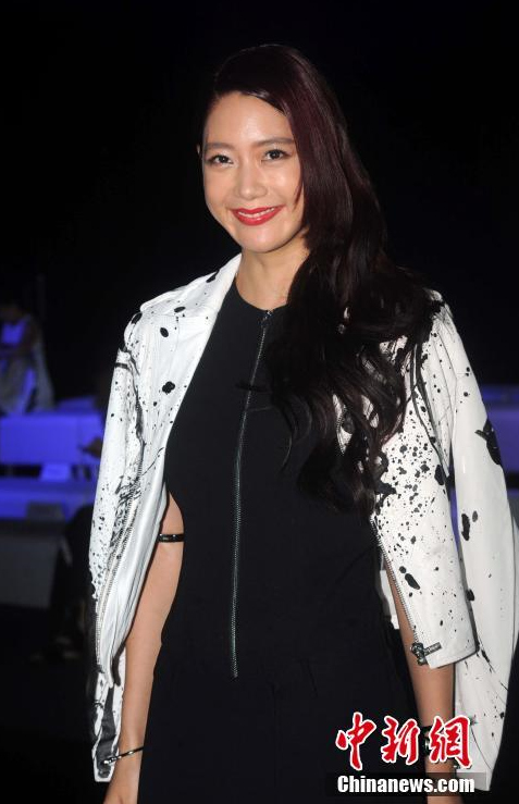 韩星李成敏出席香港国际时尚汇展 红唇黑裙显