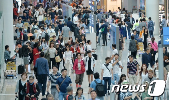 韩国中秋小长假将至，仁川国际机场客流量大增。