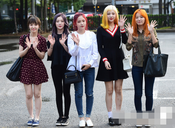 NCT DREAM亮相“上班路”呆萌可爱 Red Velvet成员多彩发色吸睛【组图】