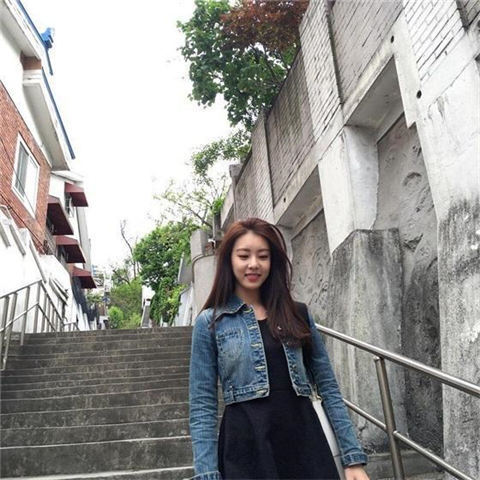 　长相可爱，洋溢无限青春气息的21岁韩国女大学生赵恩静（音译），被称为“最美电竞女主持”。