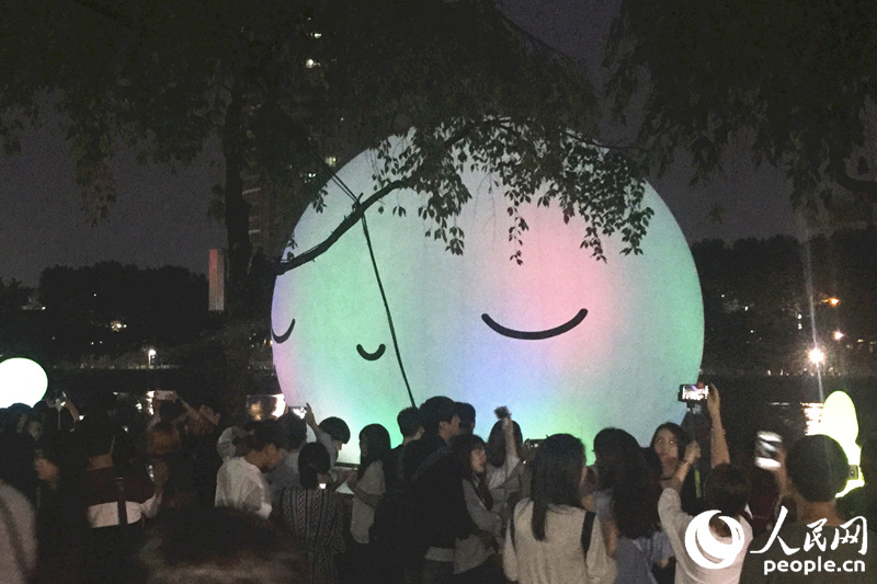 “超级月亮”吸引了众多韩国民众前来参观。 成硕摄