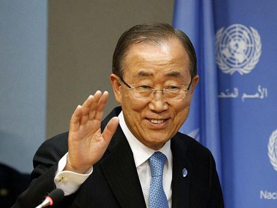 9月14日，美国纽约联合国总部，步入新闻会场的联合国秘书长潘基文向媒体记者致意。（新华社记者李木子摄）