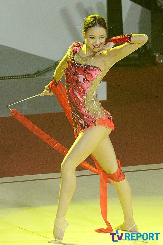 孙妍在着红色服装表演，优雅十足。
