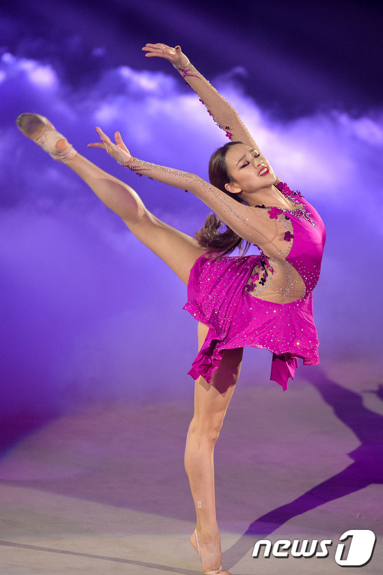 孙妍在表演艺术体操项目，舞姿优雅。