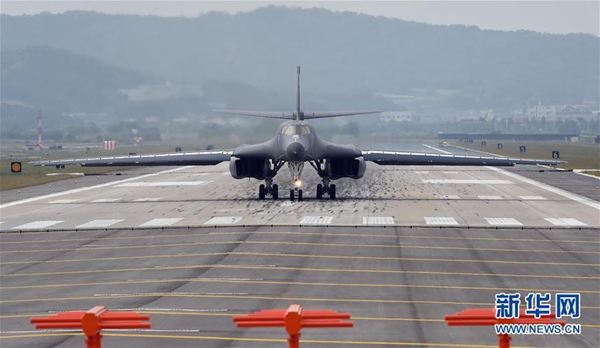 9月21日，美军B-1B轰炸机在美军驻韩国乌山空军基地着陆。驻韩美军司令部21日发表声明，证实美军B-1B轰炸机当天飞抵韩国，并称这是韩美为加强同盟采取的第一阶段军事措施。 新华社/纽西斯通讯社