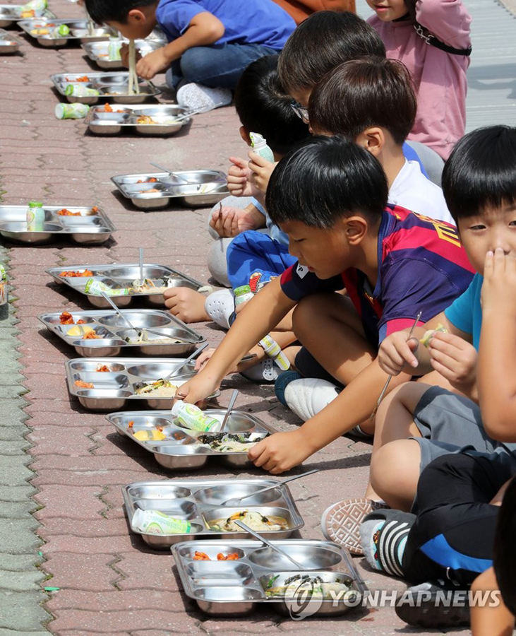 韩国庆州再发余震 小学师生在操场吃午饭(组图)