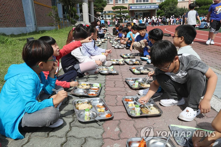 地震发生后学生们在操场就餐 （网页截图）